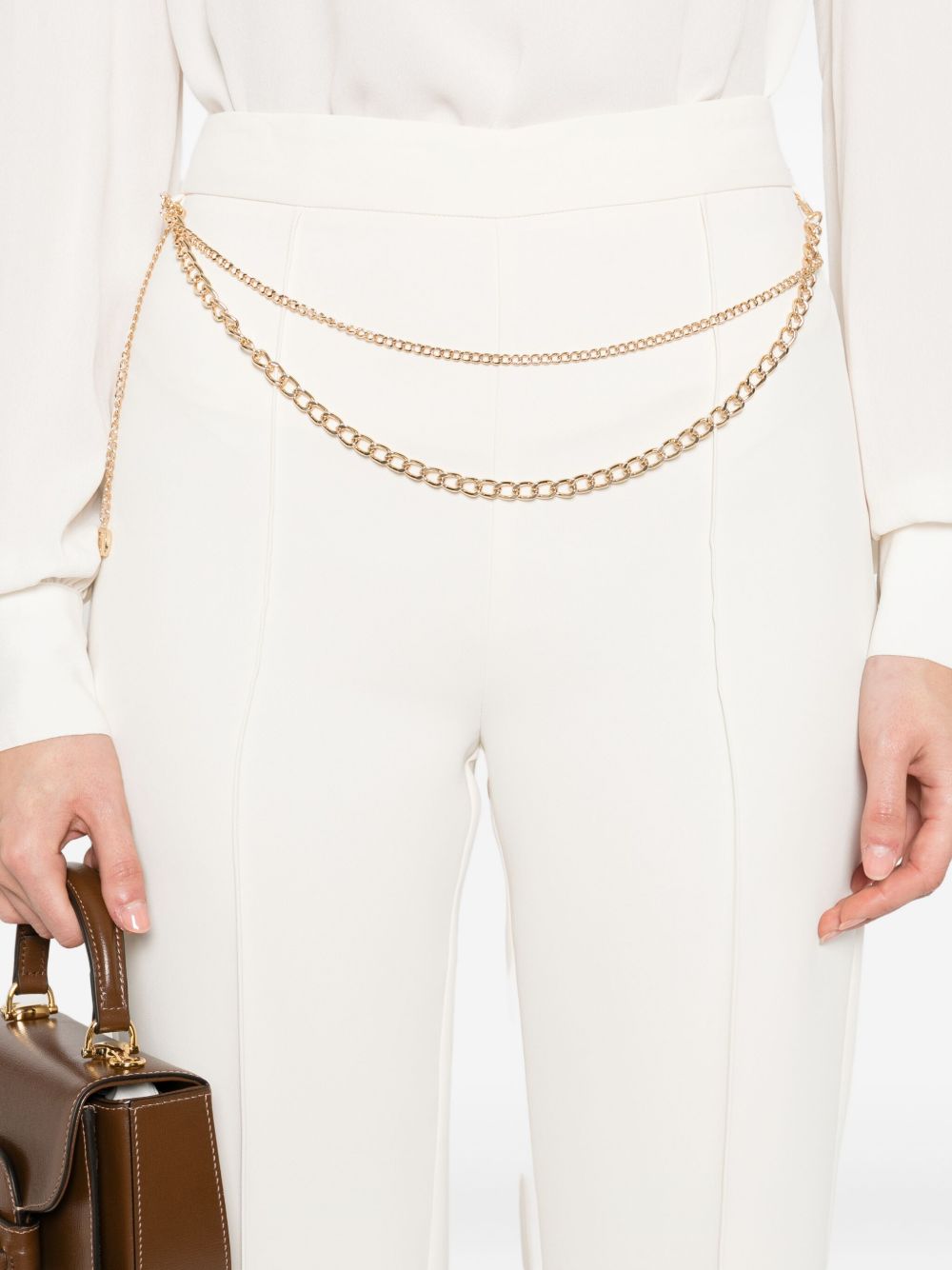 TWINSET 
Pantalone bianco con catena in vita.