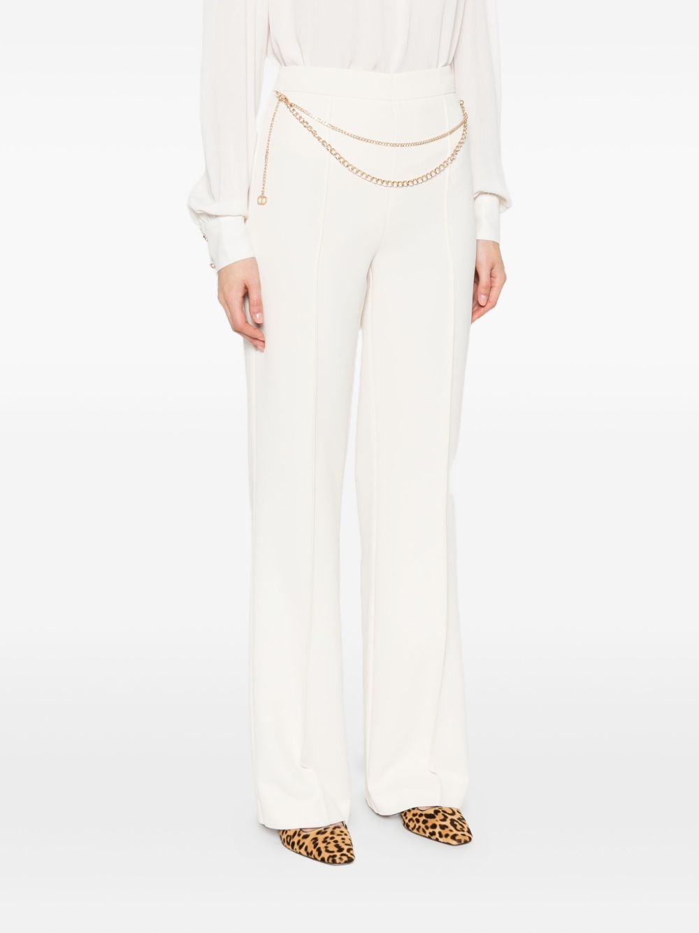 TWINSET 
Pantalone bianco con catena in vita.