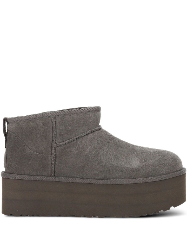 UGG
Stivali con plateau 51mm