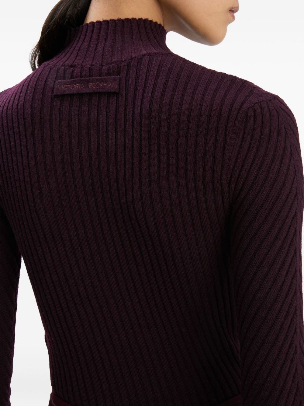 Victoria Beckham
Maglia a coste bordeaux con collo alto