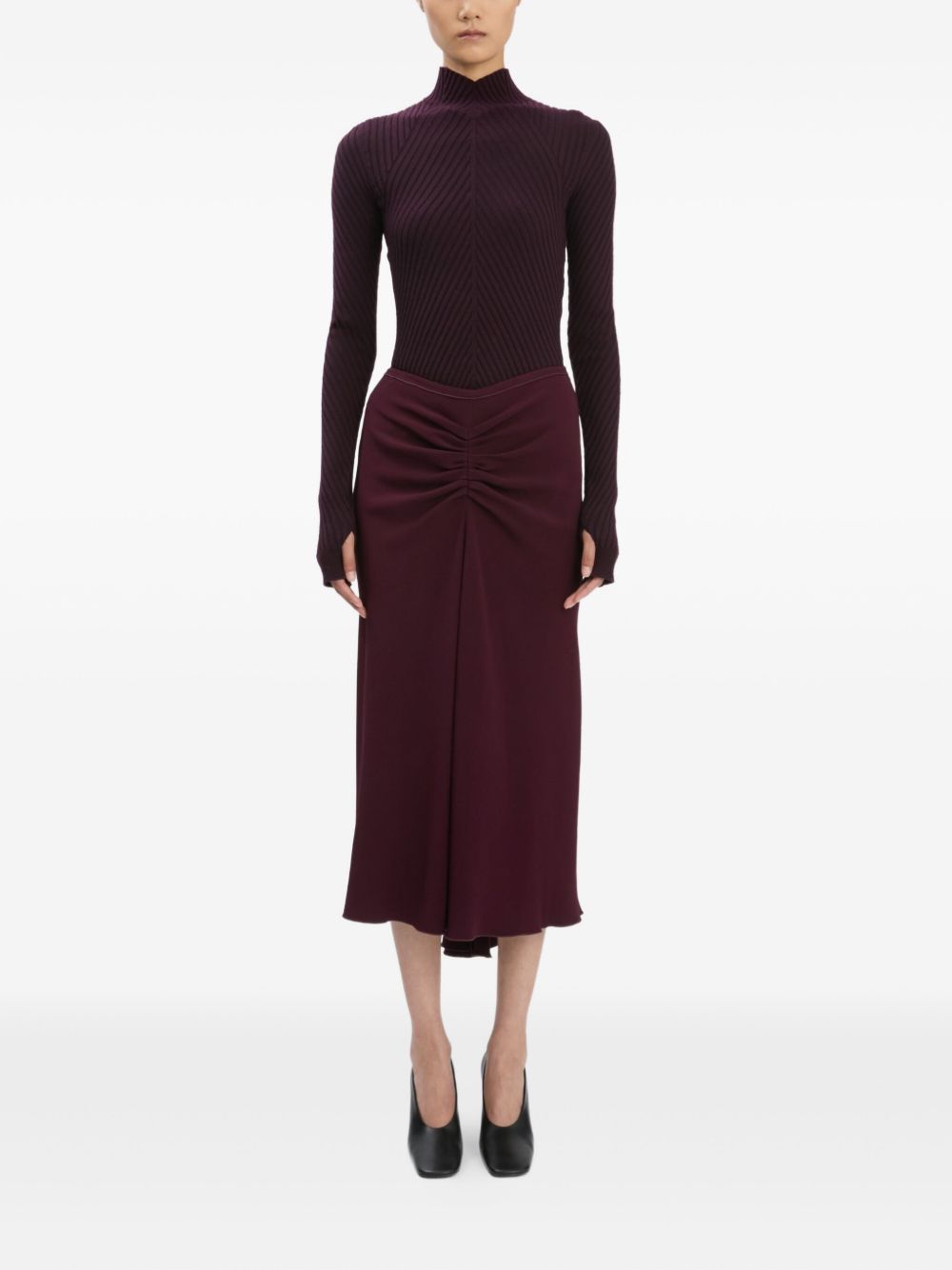 Victoria Beckham
Maglia a coste bordeaux con collo alto