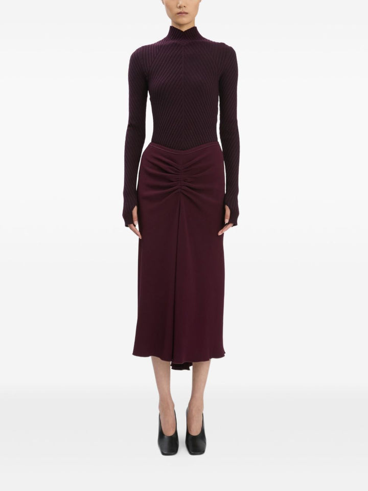 Victoria Beckham
Maglia a coste bordeaux con collo alto