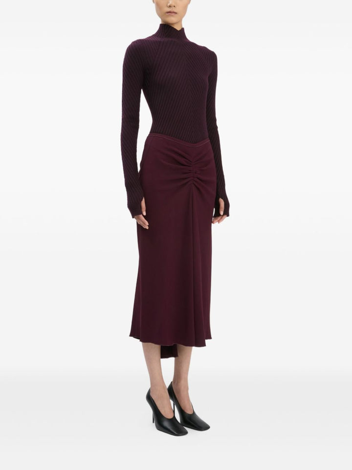 Victoria Beckham
Maglia a coste bordeaux con collo alto