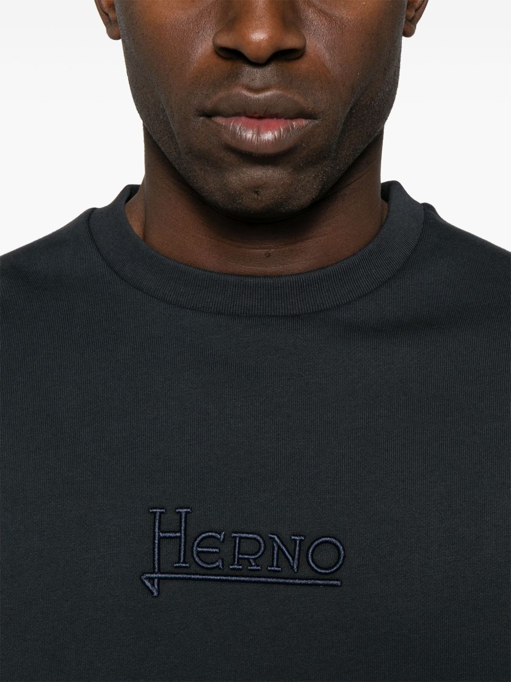 Herno
Felpa con logo ricamato