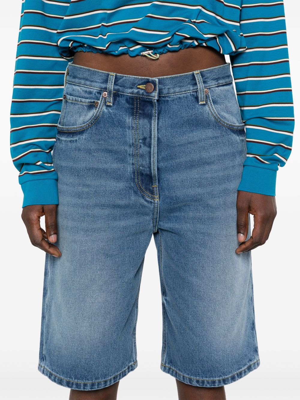 Prada
Shorts denim con applicazione