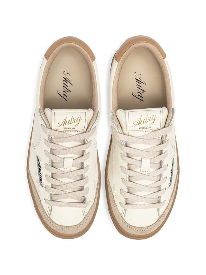 Sneakers con inserti in pelle scamosciata e patch logo