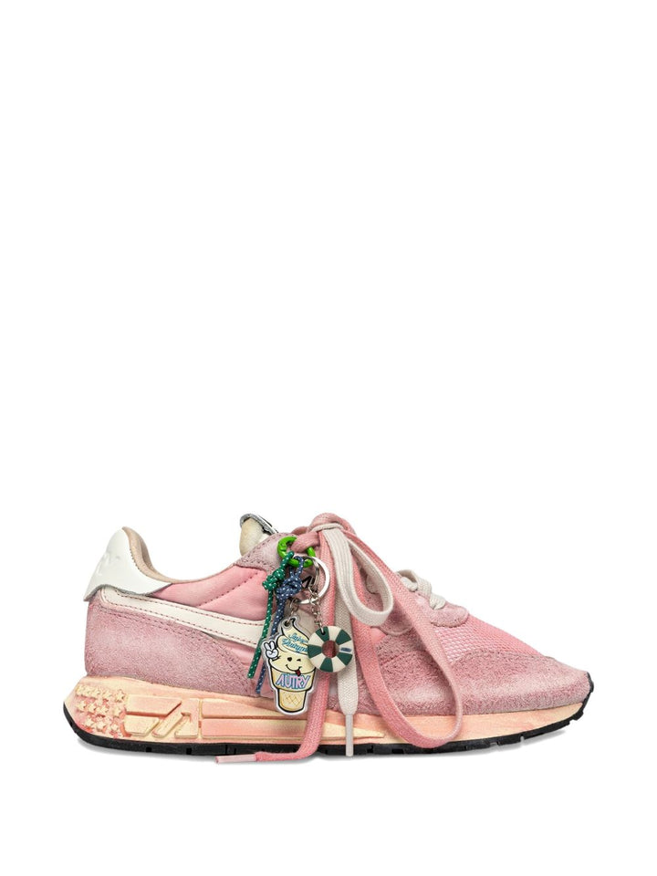 Sneakers con ciondolo