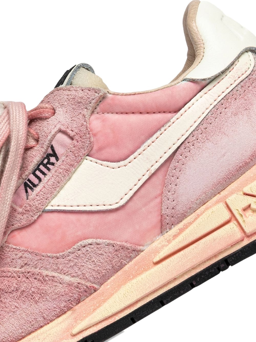 Sneakers con ciondolo