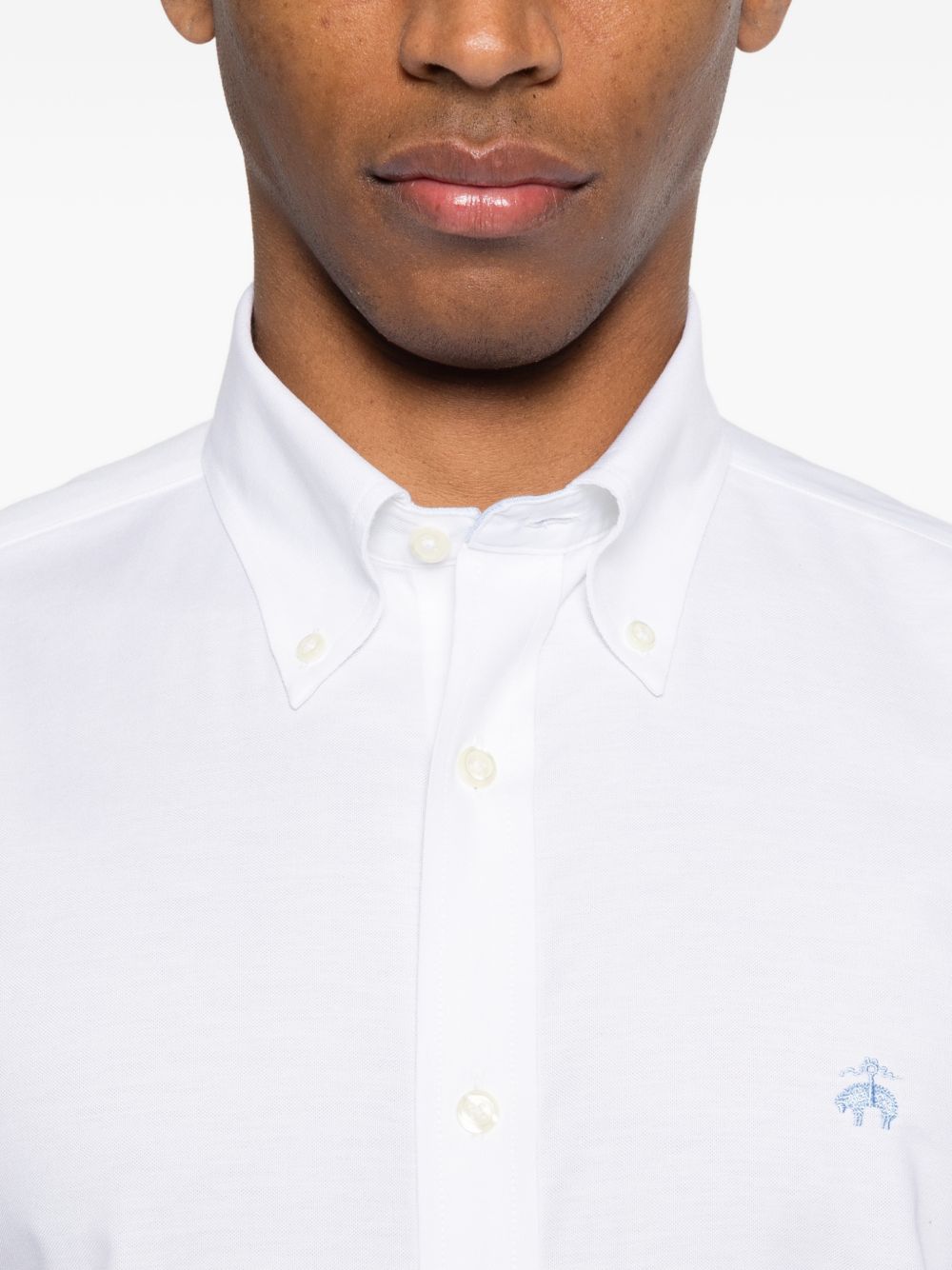 camicia con bottoni e logo ricamato