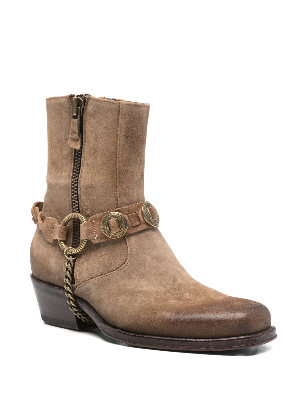 Stivaletto in camoscio marrone effetto vissuto con accessorio catena