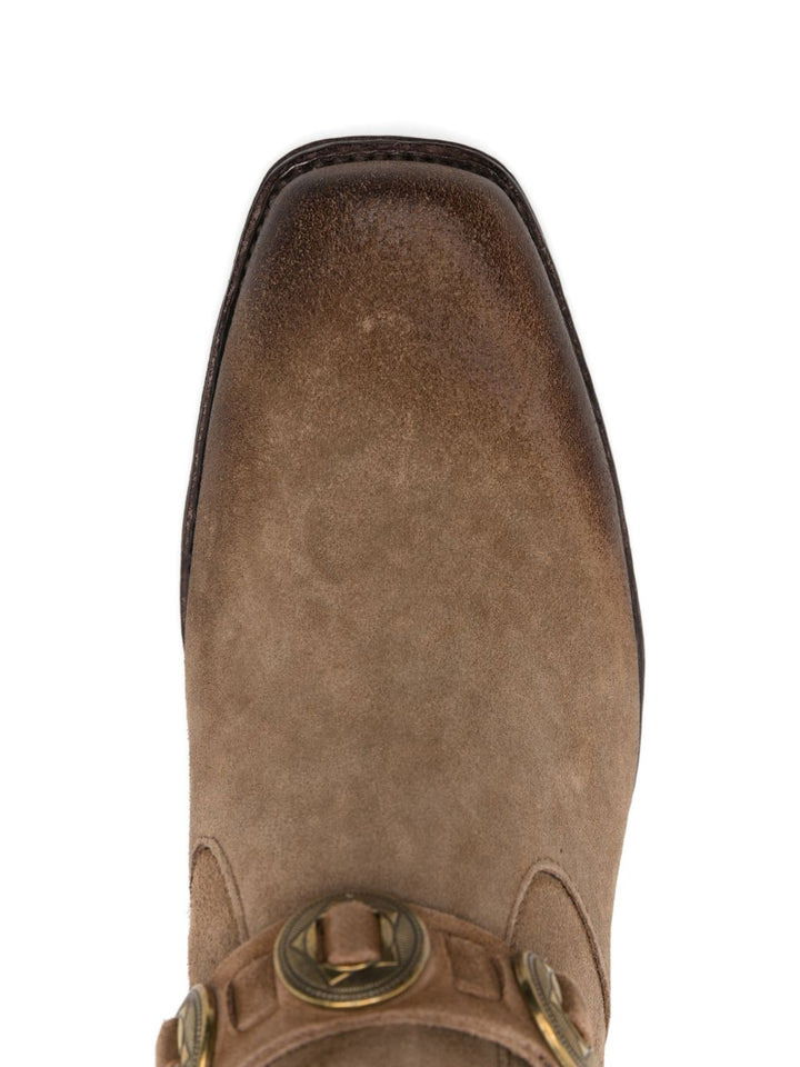 Stivaletto in camoscio marrone effetto vissuto con accessorio catena