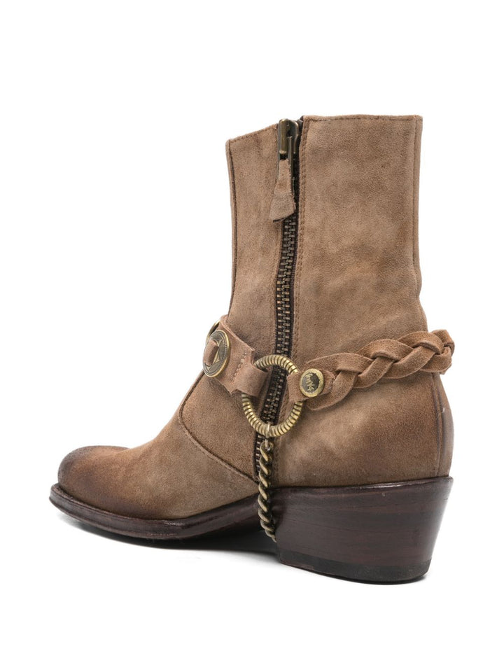 Stivaletto in camoscio marrone effetto vissuto con accessorio catena