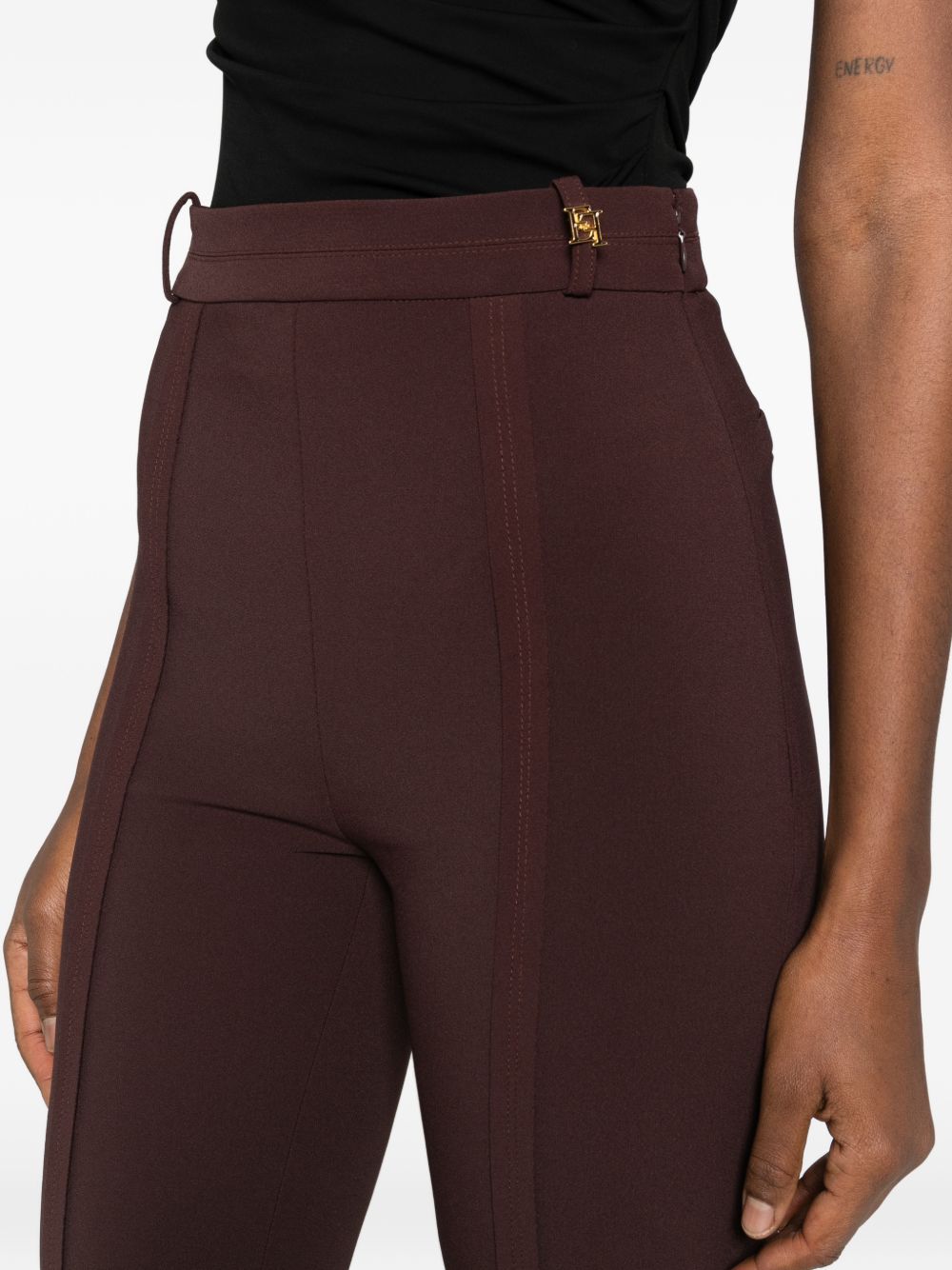 Pantalone svasato con fondo a trombetta