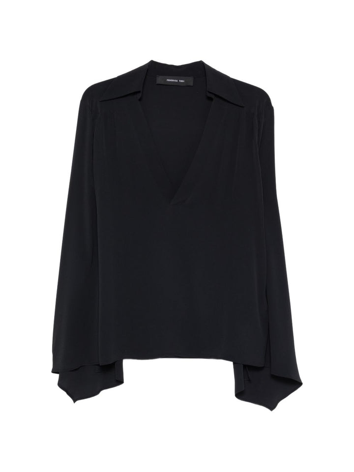 maglia a mantella con scollo sceso a V e colletto camicia