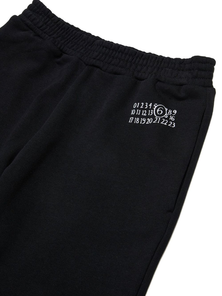 pantaloni con orlo diviso