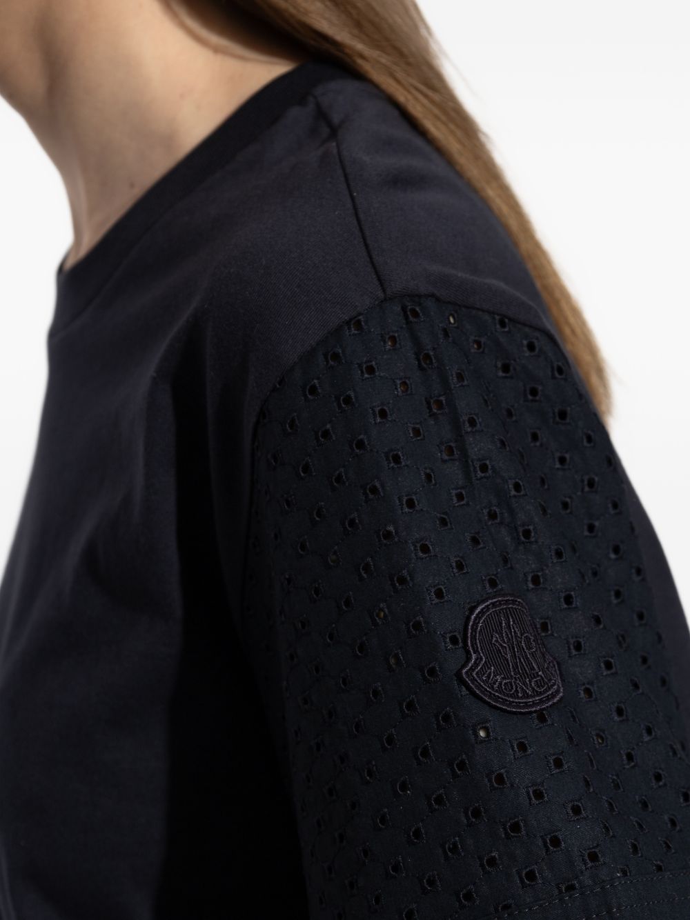 T-shirt traforata con maniche a palloncino