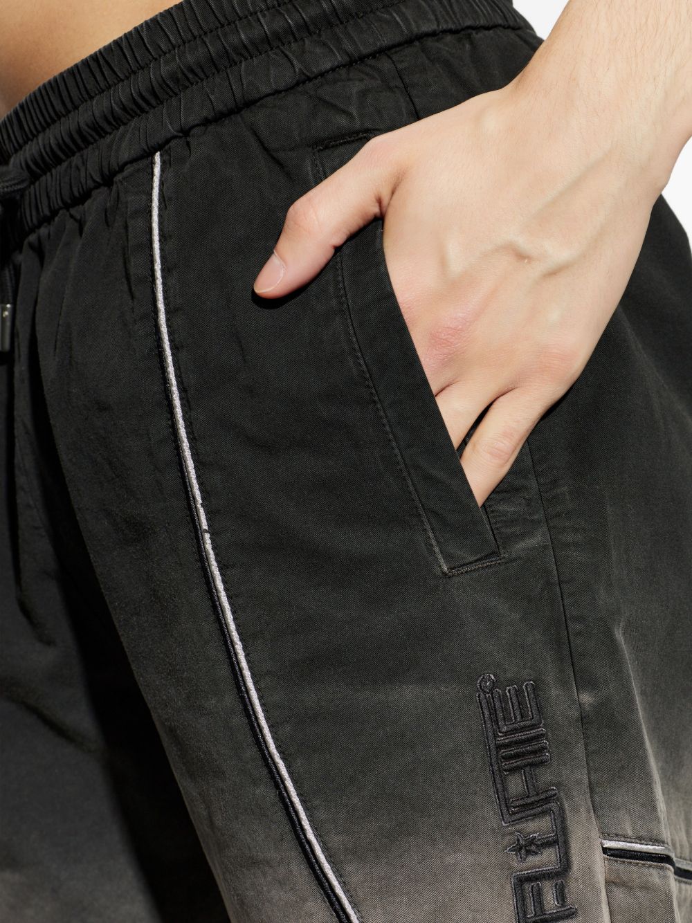 Pantaloncini con logo applicato
