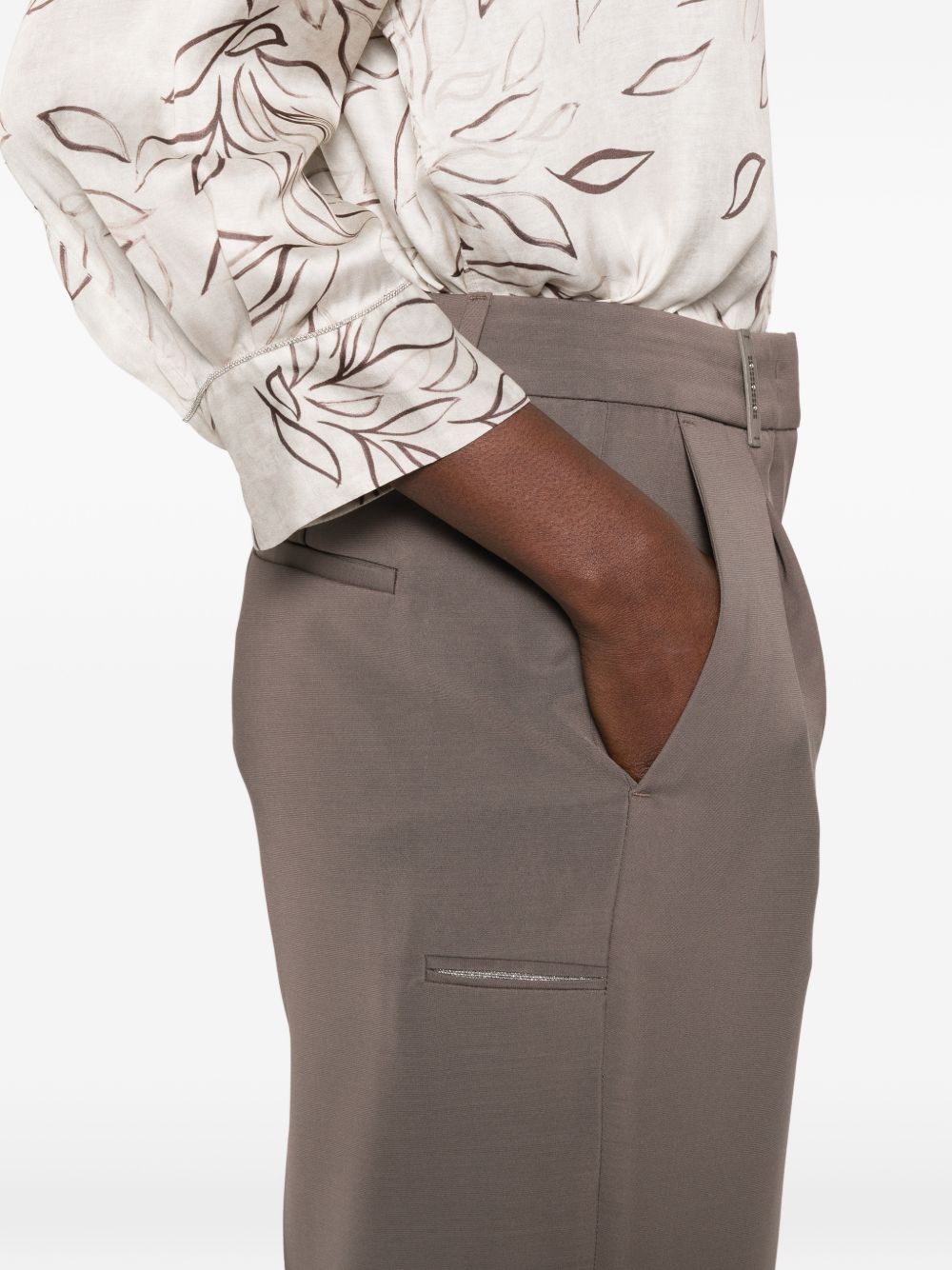 Pantalone con pieghe e dettaglio tasche