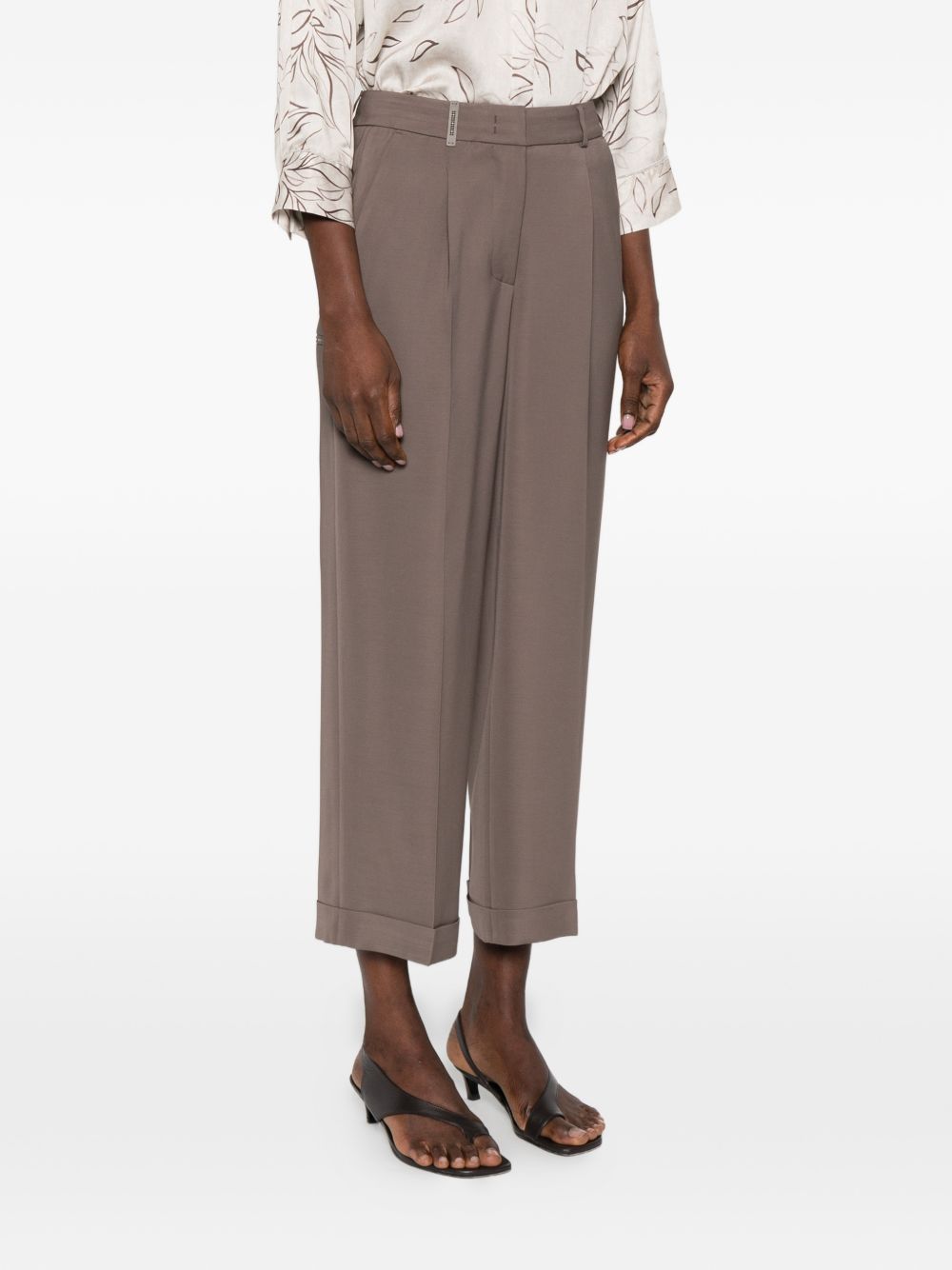 Pantalone con pieghe e dettaglio tasche