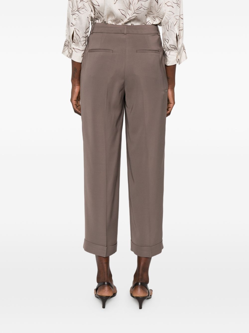 Pantalone con pieghe e dettaglio tasche