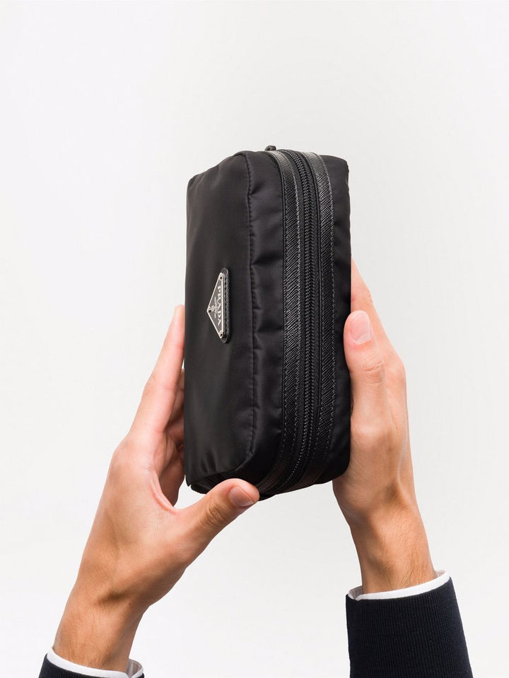 borsa da bagno con placca logo
