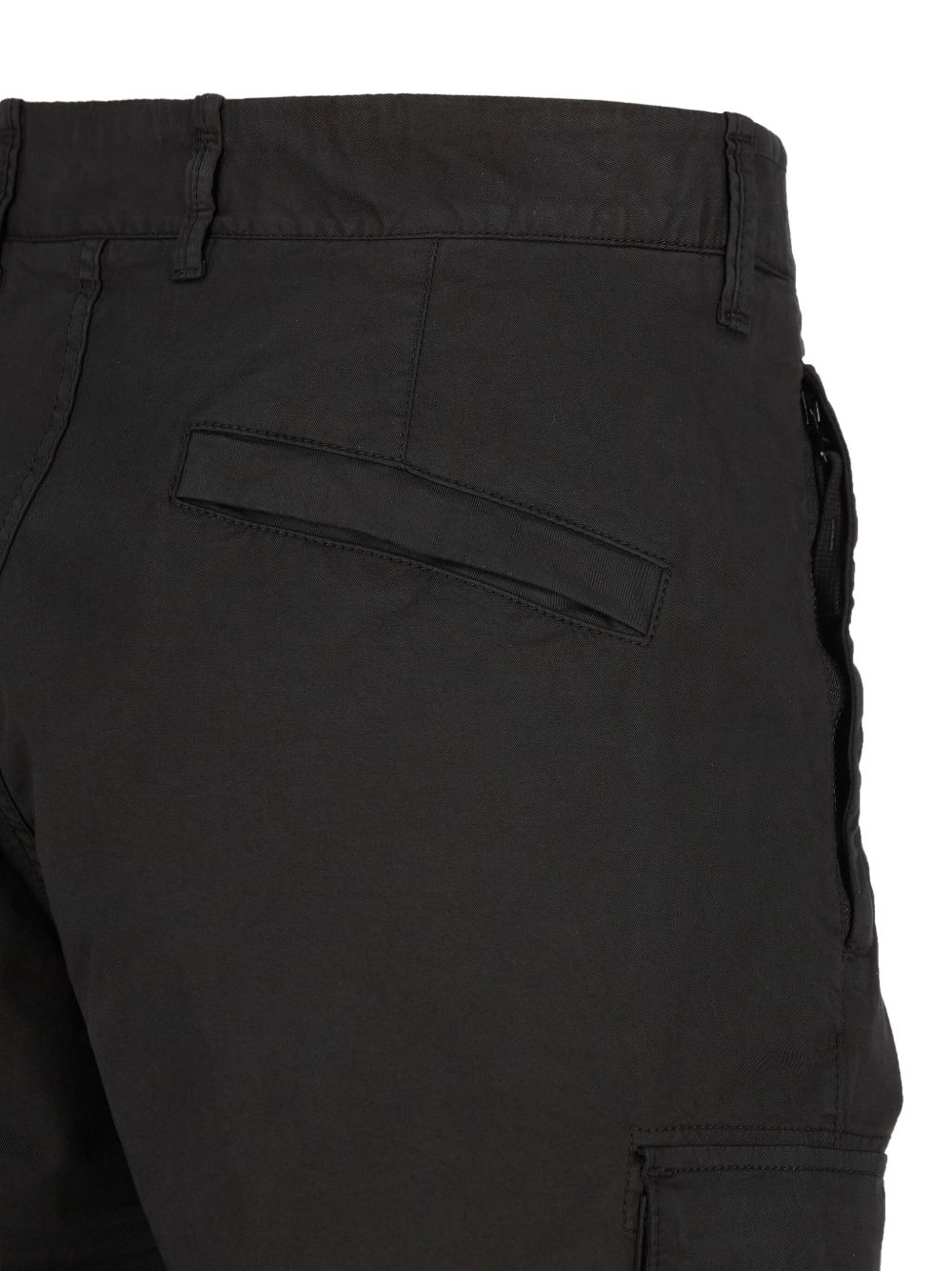 Pantalone con tasche e logo