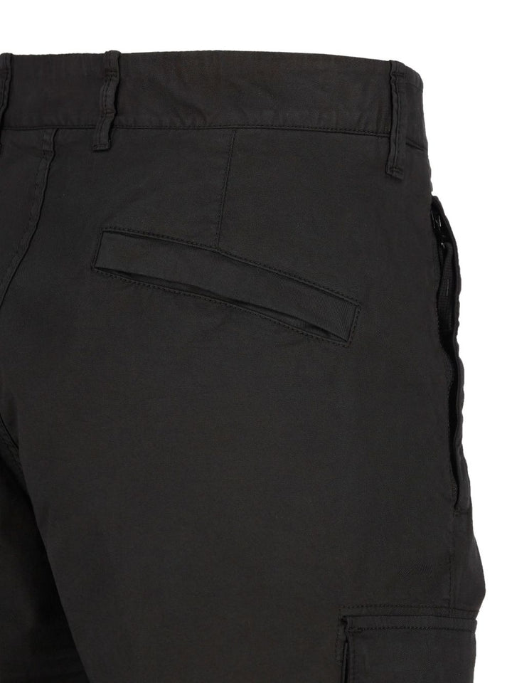 Pantalone con tasche e logo